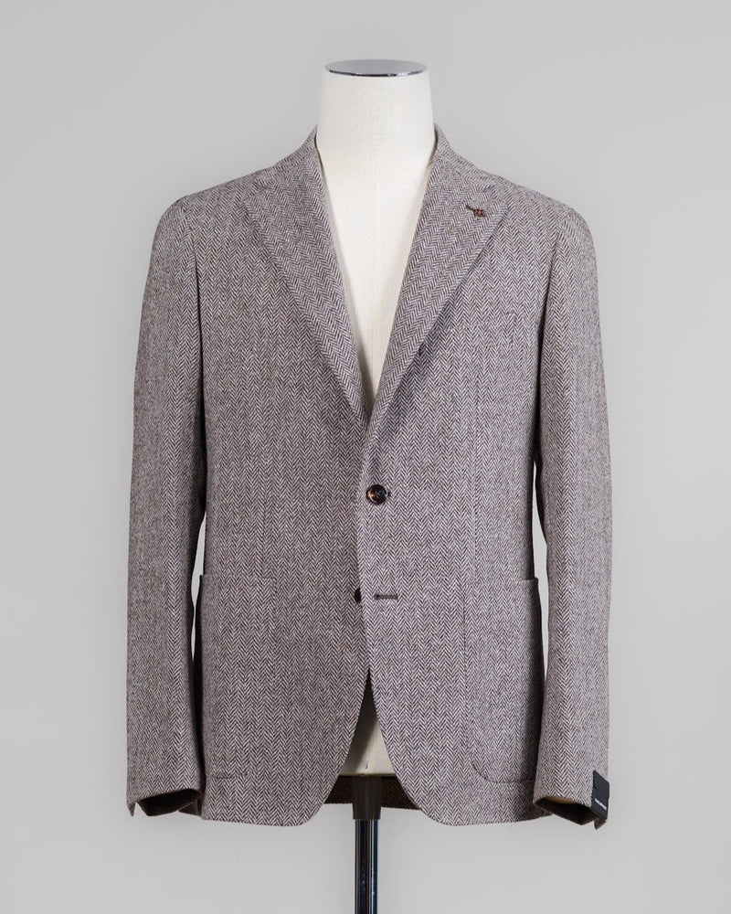 Composition: 90% Virgin wool 10% Cashmere
Modello: Pino Lerario / G-PL26K
Color: Light Taupe / T1354
Unconstructed shoulder
Unlined
2 Buttons
Peak lapel
Patch pockets
Side vents
Made in Martina Franca, Italy Tagliatore Wool &amp; Cashmere Peak Lapel Jacket / Light Taupe