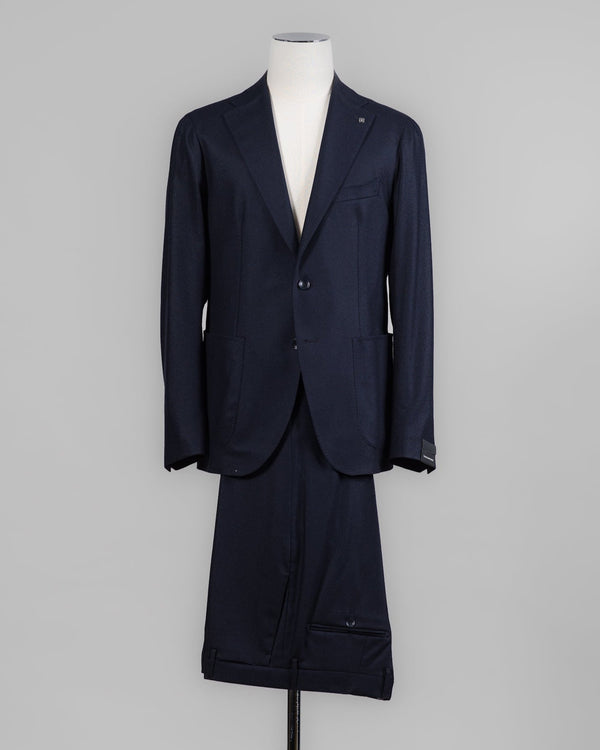 Composition: 99% Virgin wool Super 100's 1% Elastane
Modello: Monte Carlo / 2SMC22K01
Color: Navy / Bello 1110
Unconstructed shoulder
Unlined
2 Buttons
Notch lapel
Patch pockets
Side vents
Belt loops
Flat front
Made in Martina Franca, Italy Tagliatore Flannel Suit / Navy