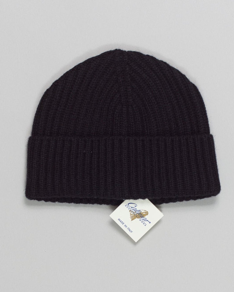 A staple for everyday wear. Perfect for wearing up high in a rolled fisherman style, or pulled snug. This beanie comes with lower profile fit.

Composition: 100% Cashmere
Article: WVU.128
Color: Black / 20000
Lower profile fit Calimar Ribbed Cashmere Low Beanie / Black
Made in Italy