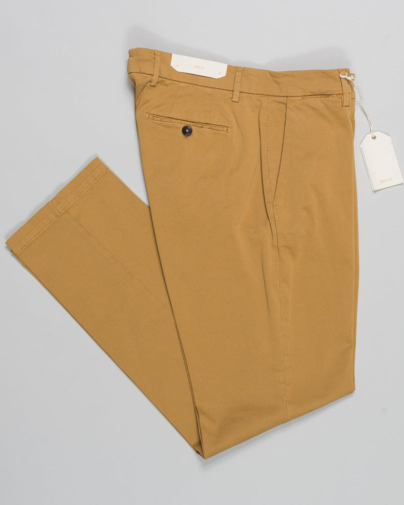 Article: 424008
Color: Yellow / 54
Composition: 97% Cotton 3% Spandex
Flat front
Slanted side pockets
Beltloops
Beautiful color and broken in look and feel achieved by&nbsp;Garment dying&nbsp;process
Regular fit
1/2 hem 20cm (Size 50)
Made in Naples, Italy Briglia Soho Garment Dyed Chinos / Yellow