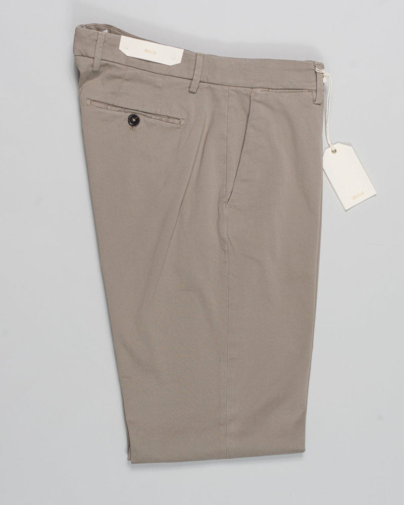 Article: 424008
Color: Light Taupe / 53
Composition: 97% Cotton 3% Spandex
Flat front
Slanted side pockets
Beltloops
Beautiful color and broken in look and feel achieved by&nbsp;Garment dying&nbsp;process
Regular fit
1/2 hem 20cm (Size 50)
Made in Naples, Italy Briglia Soho Garment Dyed Chinos / Light Taupe