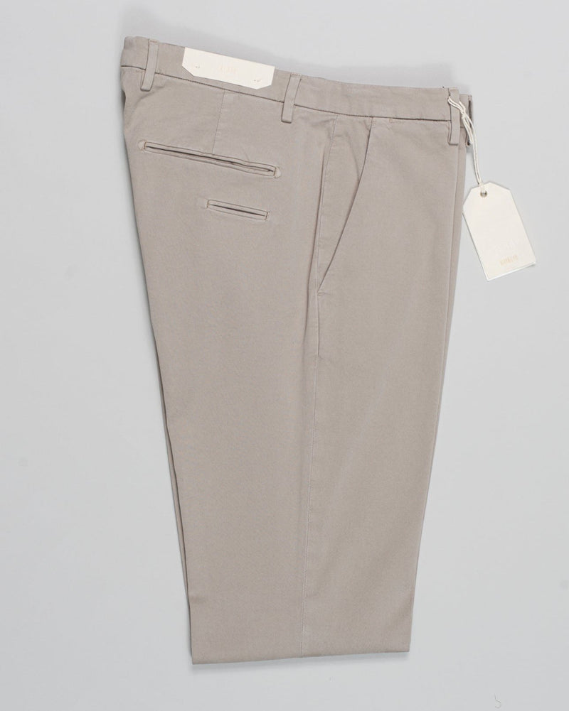 Article: 424009
Color: Light Taupe / 53
Composition: 97% Cotton 3% Elastan
Flat front
Slanted side pockets
Beltloops
Beautiful color and broken in look and feel achieved by&nbsp;Garment dying&nbsp;process

1/2 hem 17,5cm (Size 50)
Made in Naples, Italy Briglia Garment Dyed Chinos / Light Taupe