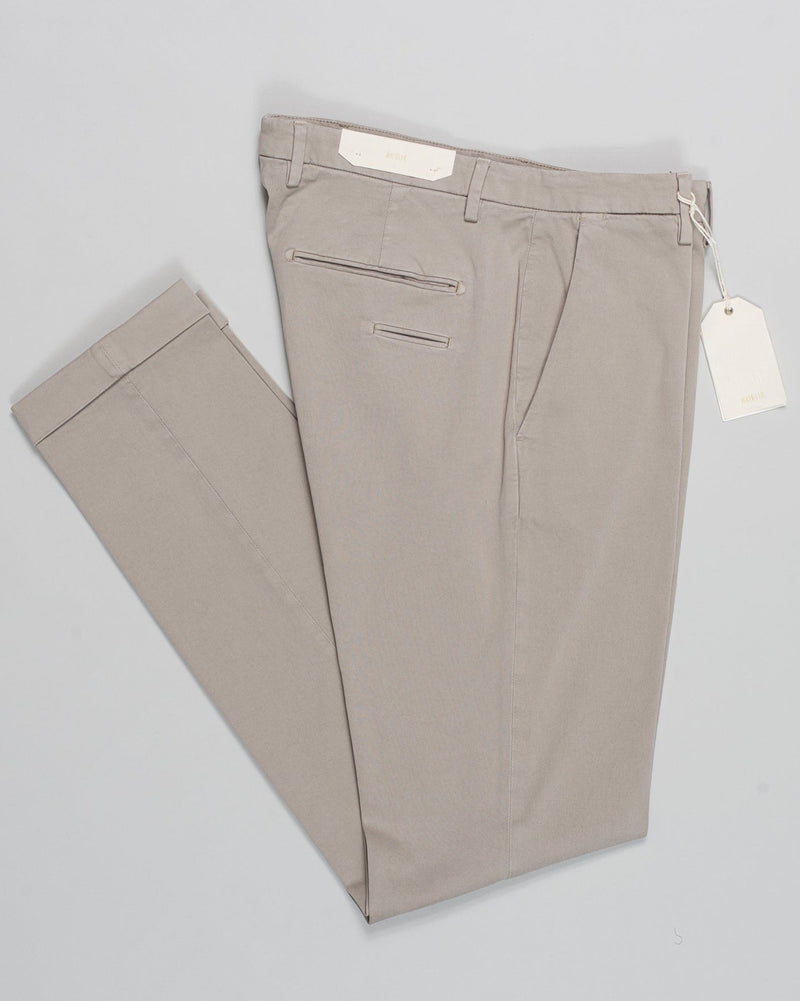 Article: 424009
Color: Light Taupe / 53
Composition: 97% Cotton 3% Elastan
Flat front
Slanted side pockets
Beltloops
Beautiful color and broken in look and feel achieved by&nbsp;Garment dying&nbsp;process

1/2 hem 17,5cm (Size 50)
Made in Naples, Italy Briglia Garment Dyed Chinos / Light Taupe