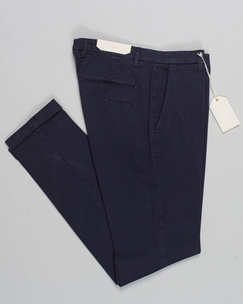 Article: 424009
Color: Navy / 11
Composition: 97% Cotton 3% Elastan
Flat front
Slanted side pockets
Beltloops
Beautiful color and broken in look and feel achieved by&nbsp;Garment dying&nbsp;process

1/2 hem 17,5cm (Size 50)
Made in Naples, Italy Briglia Garment Dyed Chinos / Navy