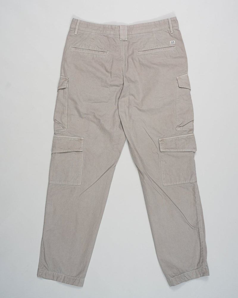 Composition: 100% Cotton
Regular fit
Belt loops

Double cargo pockets on both sides
Lens detail
Garment dyed
Article: 17CMPA259A 1102340
Color: Vintage Khaki / 327 C.P Company Vintage Army Structure Cargo Pants / Khaki