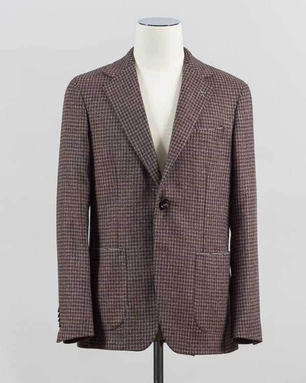 Patch pockets
Half lined
Unconstructed shoulder
Model: GJ02
Article: TW22114F
Color: 8160 / Brown
Composition: 100% Virgin Wool
Made in Italy Gaiola Houndstooth Tweed Jacket / Brown