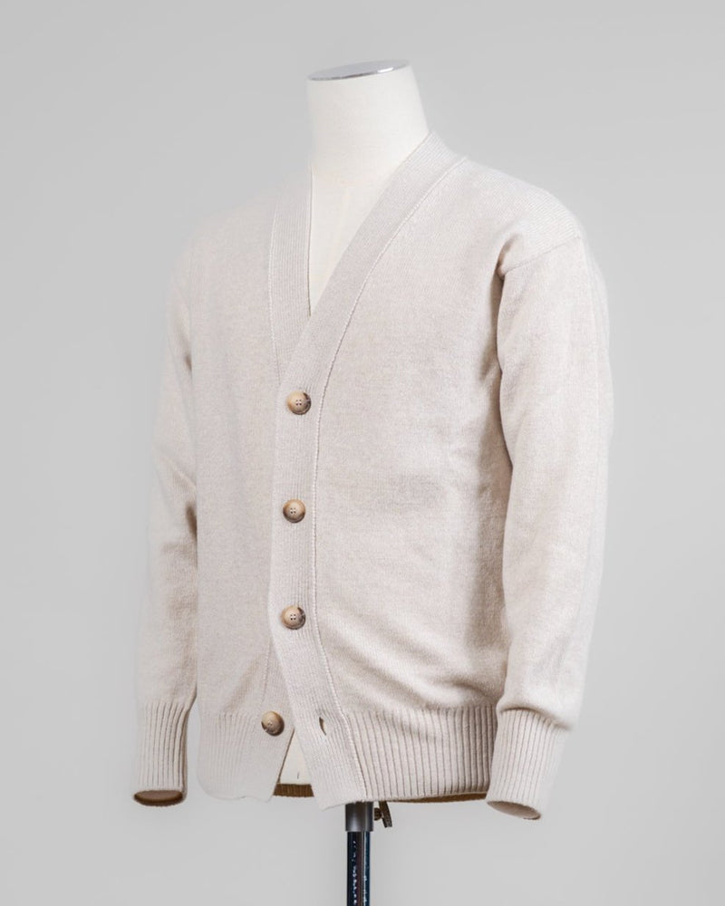 Super Geelong wool cardigan featuring dropped shoulder and 4-button closure. Versatile and refined, it's a timeless wardrobe staple. For its unparalleled softness, this item is a luxury treat. Made in Italy.

Article: 23188/25051
Color: 054 / Natural White
Composition: 100% Virgin Wool
Super Geelong
Made in Italy &nbsp;Gran Sasso Wool Cardigan / Natural White