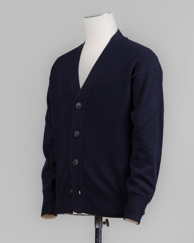 Super Geelong wool cardigan featuring dropped shoulder and 4-button closure. Versatile and refined, it's a timeless wardrobe staple. For its unparalleled softness, this item is a luxury treat. Made in Italy.

Article: 23188/25051
Color: 598 / Navy
Composition: 100% Virgin Wool
Super Geelong
Made in Italy Gran Sasso Wool Cardigan / Navy