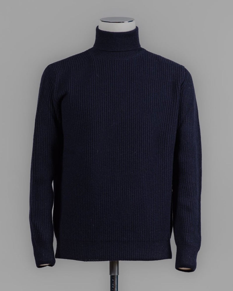 Model: Dolcevita
Article: 7.CI10
Color: Navy
Composition: 90% Wool 10% Cashmere
Made in Florence, Italy G.R.P. Firenze Wool &amp; Cashmere Rollneck / Navy