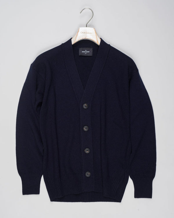 Super Geelong wool cardigan featuring dropped shoulder and 4-button closure. Versatile and refined, it's a timeless wardrobe staple. For its unparalleled softness, this item is a luxury treat. Made in Italy.

Article: 23188/25051
Color: 598 / Navy
Composition: 100% Virgin Wool
Super Geelong
Made in Italy Gran Sasso Wool Cardigan / Navy