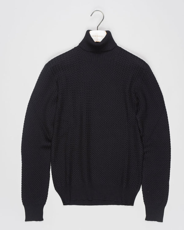 Article: 57157/14280
Color: 099 / Black
Composition: 100% Virgin Wool
Extrafine Merino
Made in Italy Gran Sasso Structured Merino Roll Neck / Black