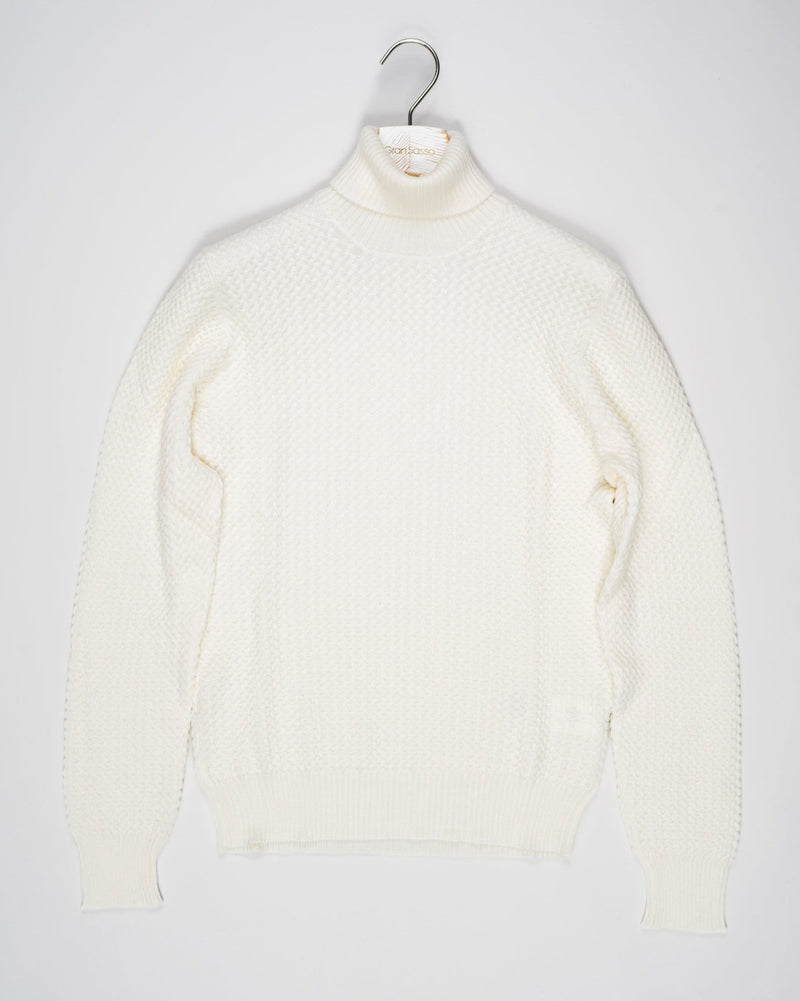 Article: 57157/14280
Color: 005 / Off White
Composition: 100% Virgin Wool
Extrafine Merino
Made in Italy &nbsp;Gran Sasso Structured Merino Roll Neck / Off White