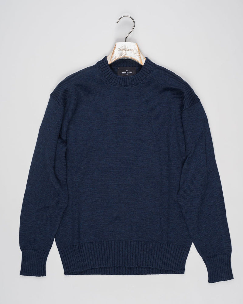 Article: 13128/14283
Color: 595 / Navy
Composition: 100% Virgin Wool
Extrafine Merino
Made in Italy Gran Sasso Heavy Merino Crew Neck / Navy