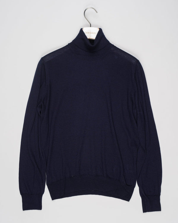 Article: 43163/15390
Color: 598 / Navy
Composition: 70% Cashmere 30% Silk

Made in Italy Gran Sasso Cashmere &amp; Silk Roll Neck / Navy