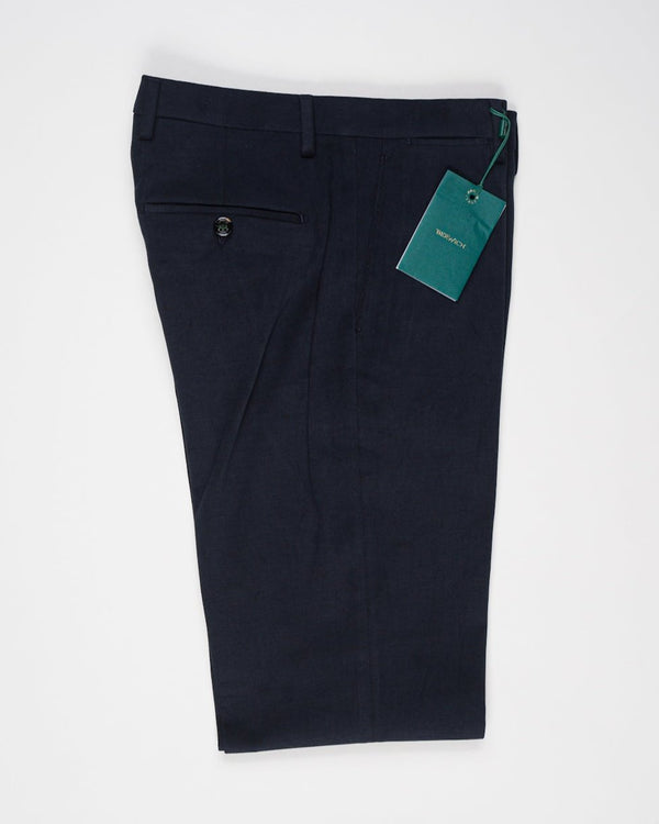 Model: vulcano23

Flat front

Front pockets: slanted

Belt loops
Unfinished hem
Article: ts1620x
Color: Navy
Composition: 98% Cotton 2%Elastan
Made in Martina Franca, Italy Berwich Cotton Chinos / Navy