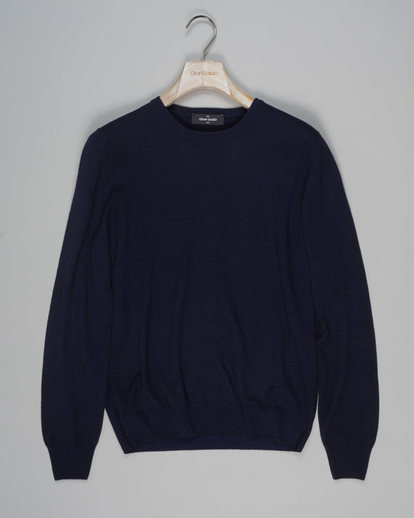 Article: 57167/13690
Color: 599 / Navy
Composition: 100% Cashmere
Made in Italy Gran Sasso Cashmere Crew Neck / Navy