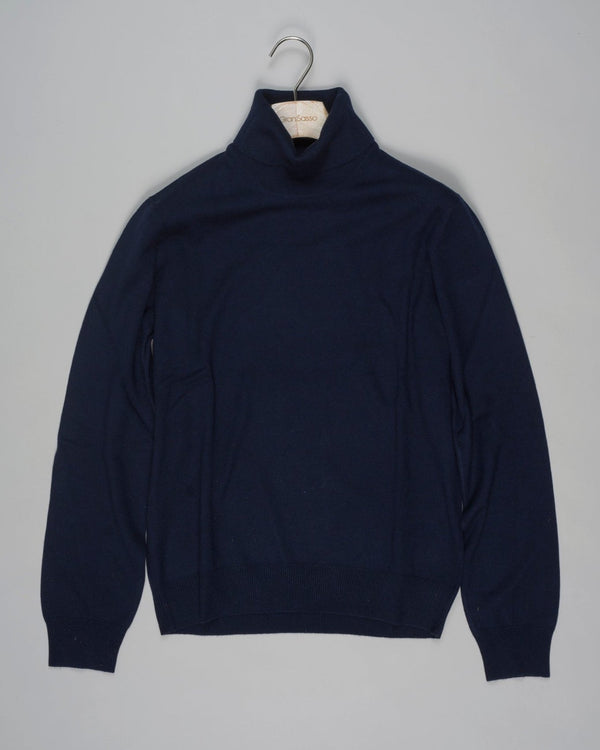 Article: 55157/12590

Color: 598 / Navy
Composition: 100% Cashmere
Made in Italy Gran Sasso Cashmere Roll Neck / Navy