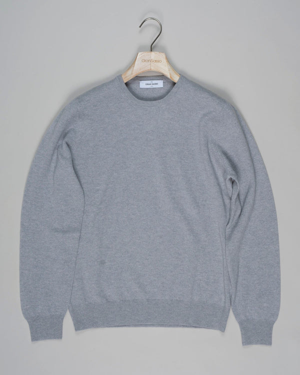 Article: 55159/19699
Color: 061 / Light Grey
Composition: 80% Virgin Wool 10% Cashmere 10% Viscose

Made in Italy Gran Sasso Wool &amp; Cashmere Crew Neck / Light Grey