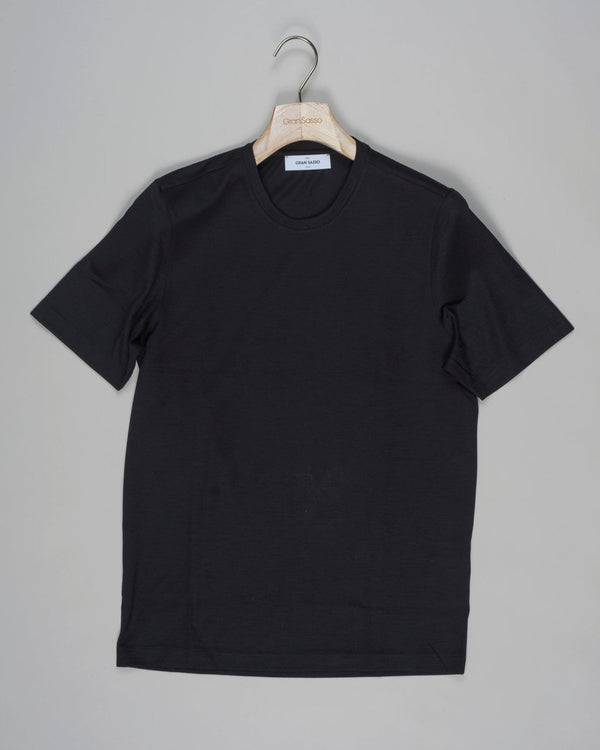 Article: 60130/69201
Color: 099 / Black
Composition: 100% Virgin Wool
Extrafine Merino
Made in Italy Gran Sasso Merino T-Shirt / Black