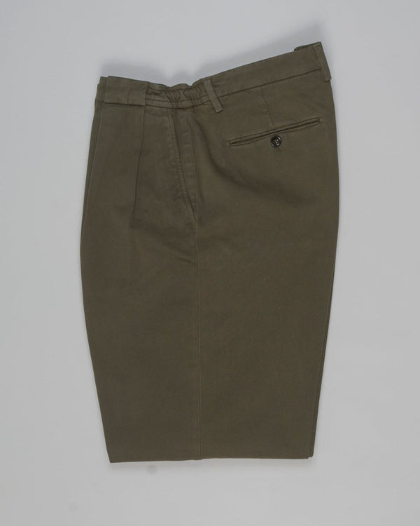 Article: 424180
Color: Army Green / 62
Composition: 98% Cotton 2% Elastan
Pleated front
Slanted side pockets
Beltloops
Beautiful color and broken in look and feel achieved by&nbsp;Garment dying&nbsp;process

Made in Naples, Italy Briglia Portobello Cotton Trousers / Army Green