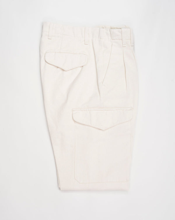 Article: 23WM45L Color: 04 / Natural White Composition: 100% Cotton  Carrot fit Ajustable hem Cargo pocket on right side Pleated front Delivered in Myths cotton bag Made in Italy Myths Pleated Cargo Trousers / Natural White